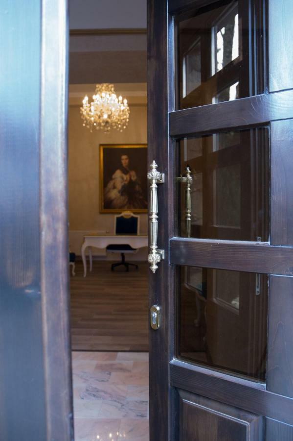 Hotel Boutique Vila Lakastel シナヤ エクステリア 写真